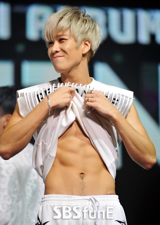 [E포토]보이프렌드 현성, 모두가 깜짝 놀란 초콜릿 복근