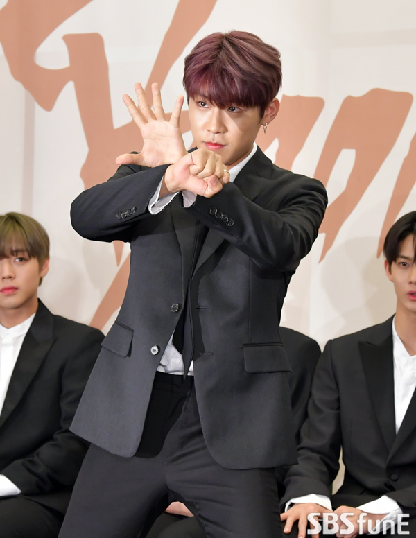 [E포토]박우진, 유행예감 부메랑 댄스
