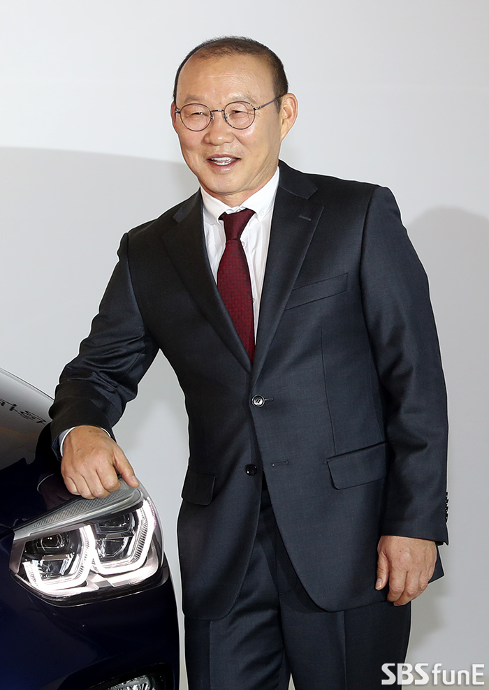 [E포토]BMW X4 후원받은 박항서 감독
