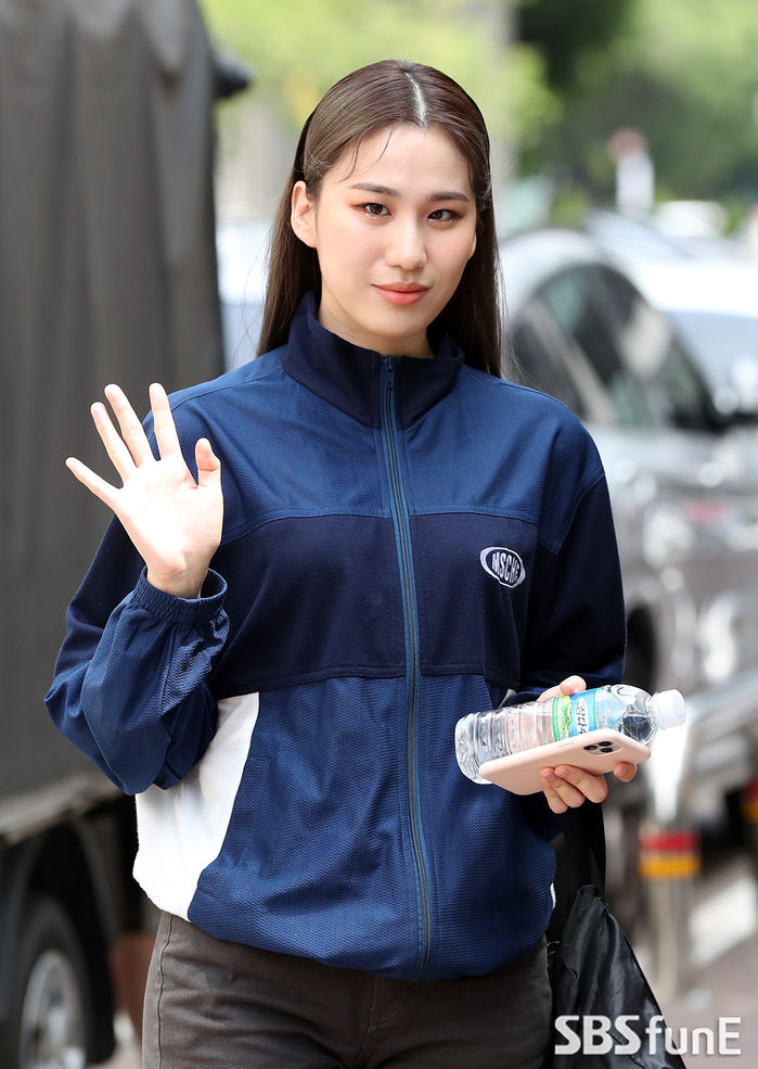 [E포토] 후디, 반가운 손인사