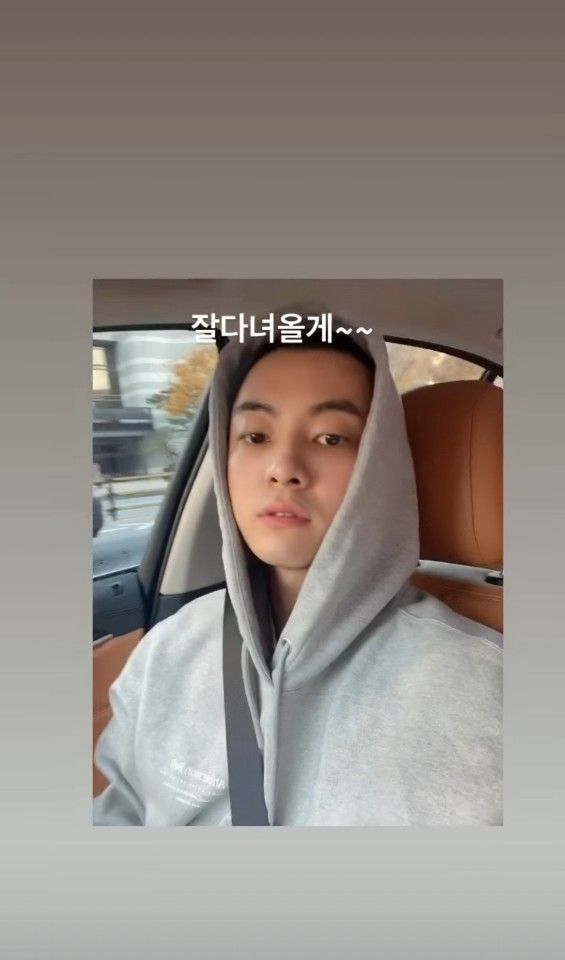 잘 다녀올게요...가수 이우, 짧은 머리로 입대 신고