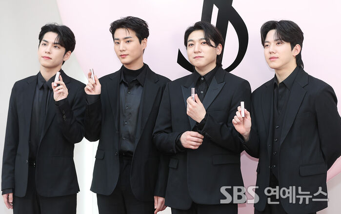 [E포토] 데이식스, 빛나는 하트 사총사