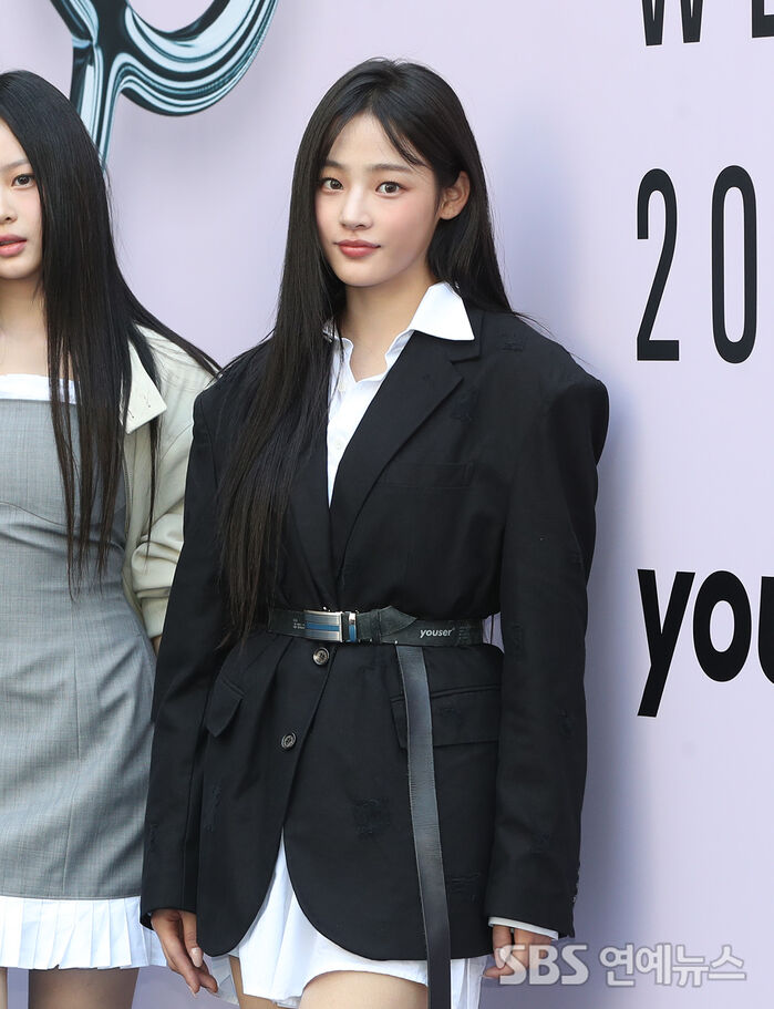 [E포토] 뉴진스 민지, 시크한 하트도 스위트하게