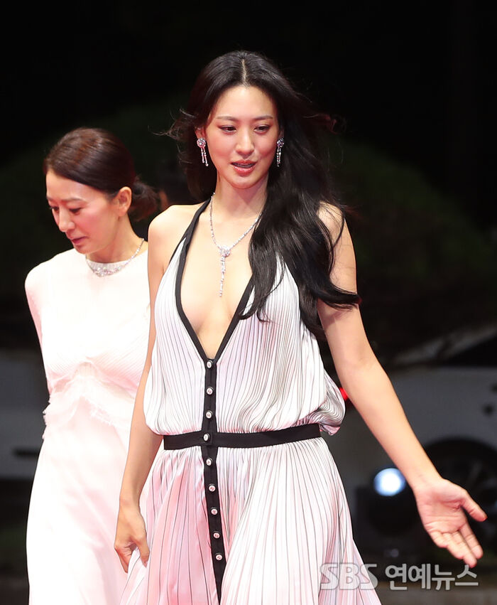 [E포토] 수현, 파격 드레스로 눈길