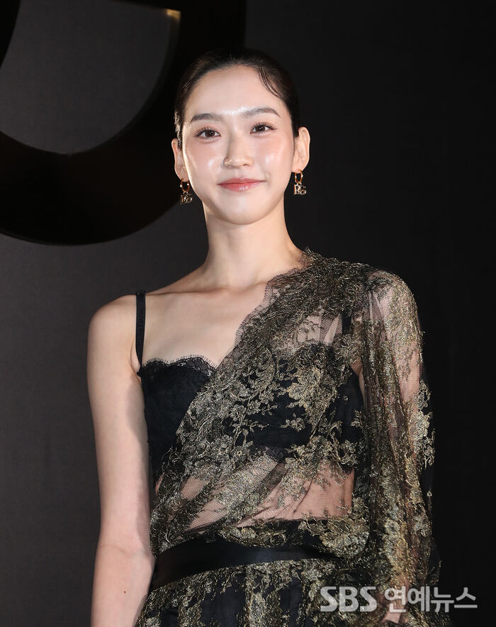 한지현, 초록뱀엔터 1호 배우 탄생…펜트하우스 인연