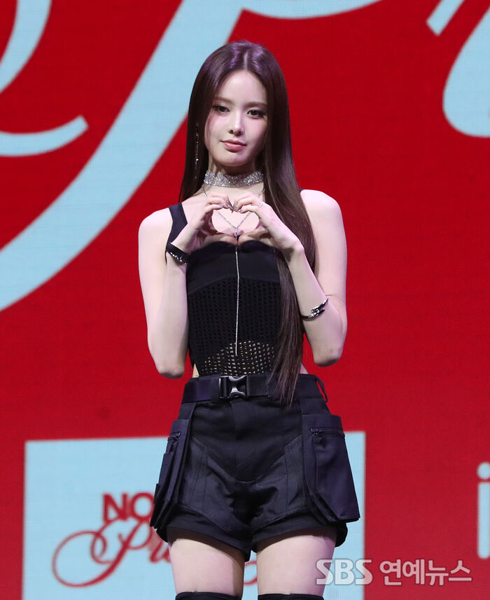 [E포토] 이즈나, '6인조 재편 후 화려한 컴백'