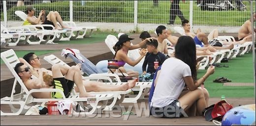 [MW사진] 썬텐 즐기는 피서객