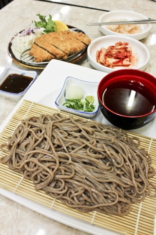 부산 면옥향천메밀 반죽 외길로..쫄깃한 막국수·소바 명성높여