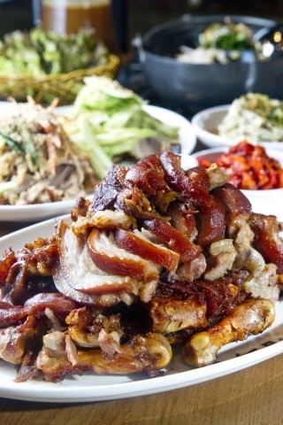 족발전문점 김육갑족발 냉채족발로 사계절 안정구조 만들어.