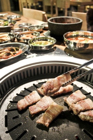 직화식 숯불 VS 가스착화식 숯불 완벽 그릴링 구현하는 고깃집은?