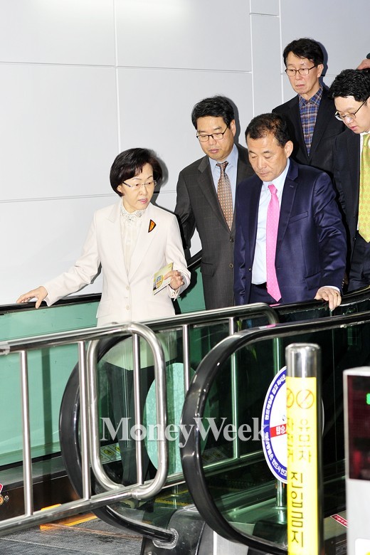 [MW사진] 9호선 2단계 구간 시승하는 강남구청장