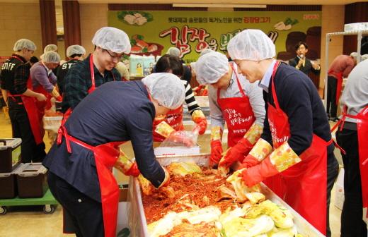 롯데제과, 사랑의 김장 나눔 행사 펼쳐 … 독거 사원이 독거 노인 가정에 김치 기부