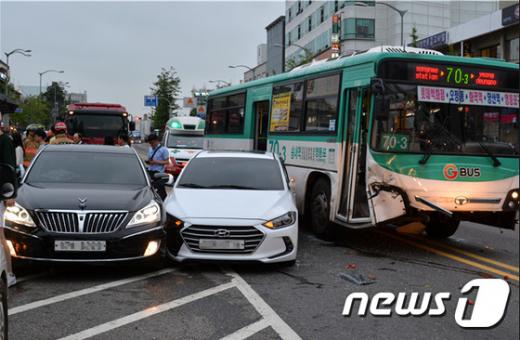 공항대로 사고, 버스와 승용차 2대 잇따라 추돌… 승객 8명 부상