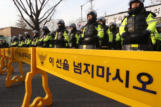 [머니S포토] 이 선을 넘지마시오 청운동서 대비 중인 경찰