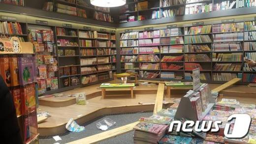 스타필드하남 영풍문고, 천장 합판 무너져 고객 5명 부상