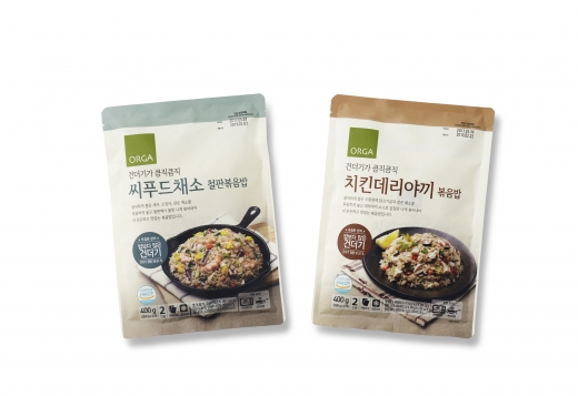 올가홀푸드, ‘씨푸드채소 철판볶음밥’, ‘치킨데리야끼 볶음밥’ 등 2종 출시 … ‘가마솥 직화방식’ 갓 지은 밥맛 구현