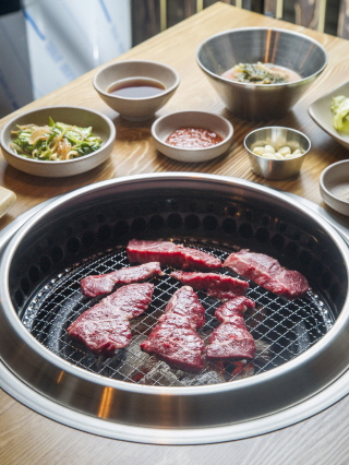 육갑식당, 습식 숙성 소고기·돼지고기로 가성비 높여