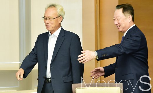 [머니S포토] 노사정위원장 에스코트하는 대한상의 회장