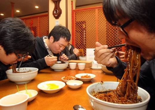 블랙데이 맞은 누리꾼… 같이 짜장면 먹을 사람 없어