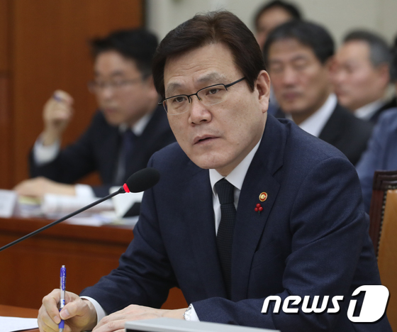 최종구 카드수수료 인하 대신 새 사업권 허용할 수 있다