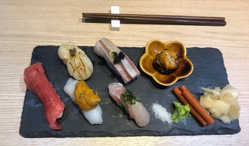 손바닥만 한 스시모루에 폭발하는 바다의 맛
