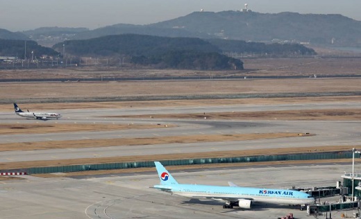 기름값 떨어져도… 날개 못 펴는 항공주