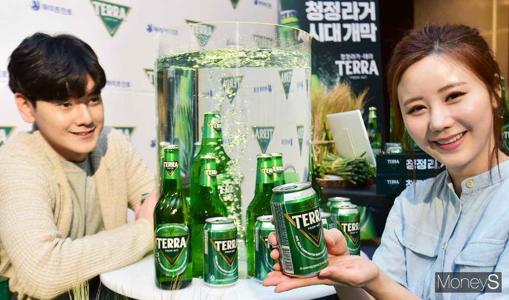 [머니S포토] 하이트진로, 테라로 청정라거 문 활짝