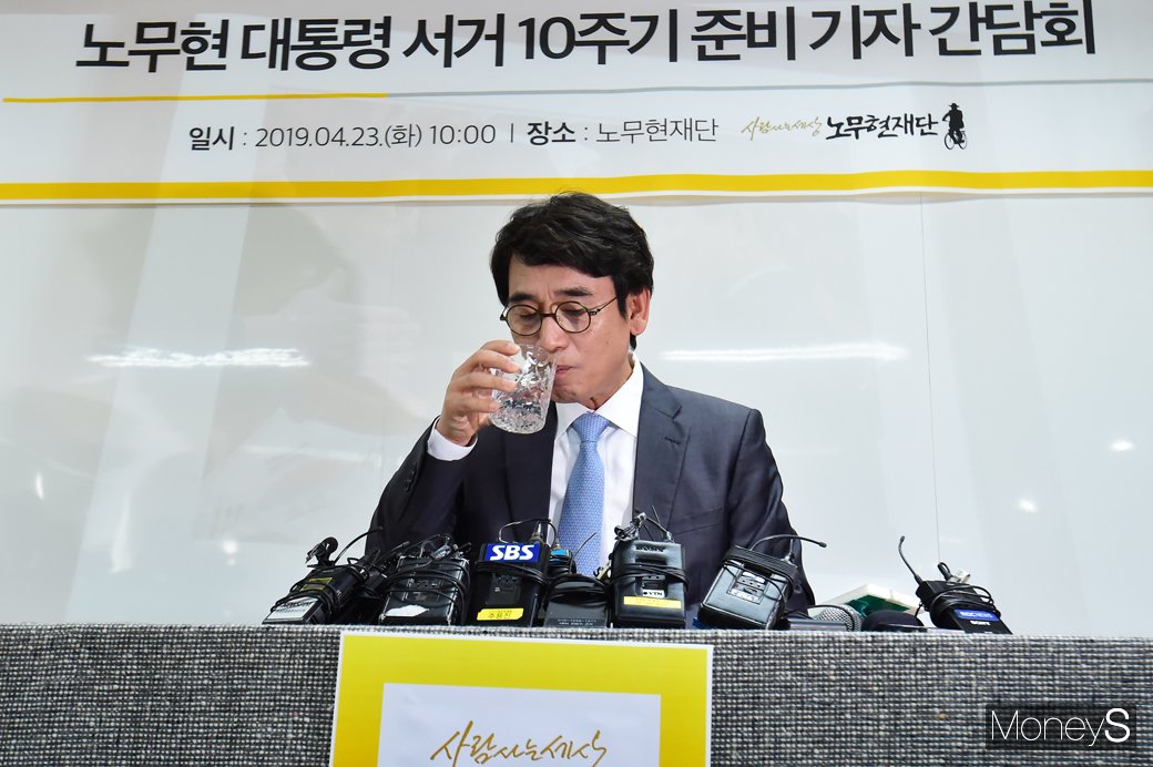 [머니S포토] 유시민 "정치 러브콜? 이해찬 대표께선 나를 노무현재단 이사장으로만 대해주셔"