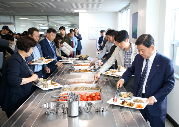 김해시, 시청구내식당 메뉴는 지역 식품업체 먹거리로