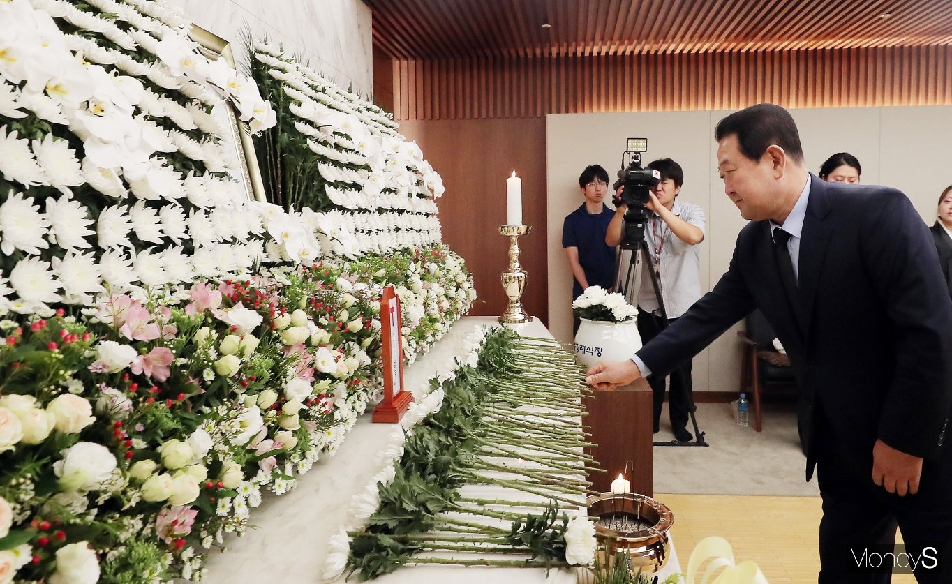 [머니S포토] 박주선 의원, 고 정두언 빈소 조문