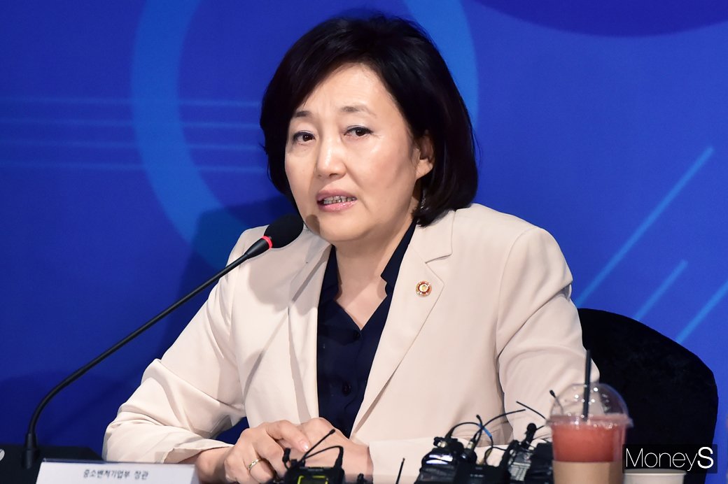 [머니S포토] 박영선 중기부 장관, 스마트공장 설비에 호환·표준화 필요