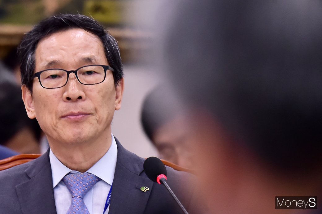 [머니S포토] 의원 질의 경청하는 이병호 aT 사장