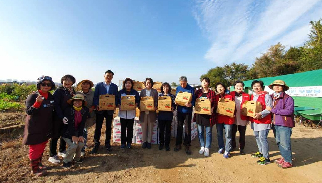 함께 나눠요… 화성시 도시농부학교, 사랑의 농산물 전달