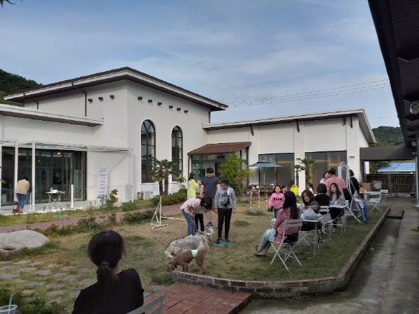 기장군 애견동반카페 피터펫, 애견 특화 멀티숍으로