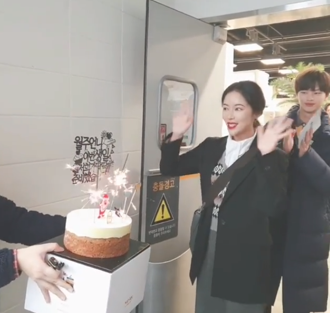 황정음, 촬영장 생일축하 인증… 뻔한 케이크가 아니다?