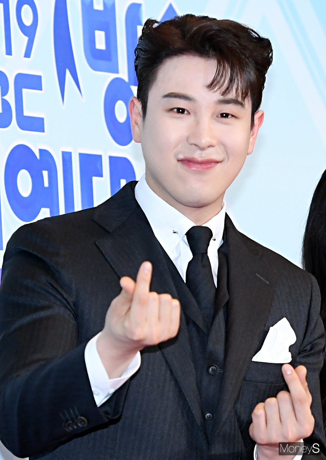 [머니S포토] 피오 여심 녹이는 하트