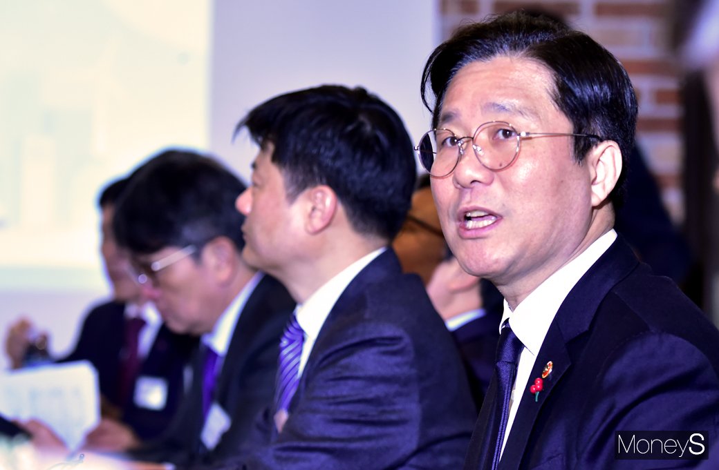 [머니S포토] 신·재생에너지 제조기업 찾은 성윤모 장관