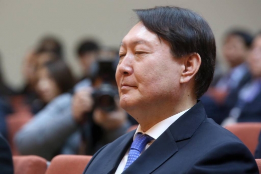 윤석열 관련주 모베이스전자·서연 급등… 대권후보 2위?