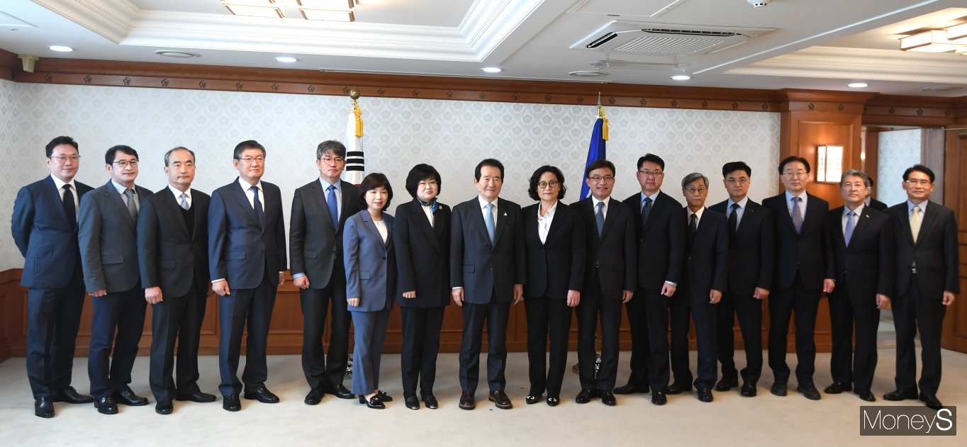 [머니S포토] 정세균 국무총리, 기반시설관리위원들과 함께