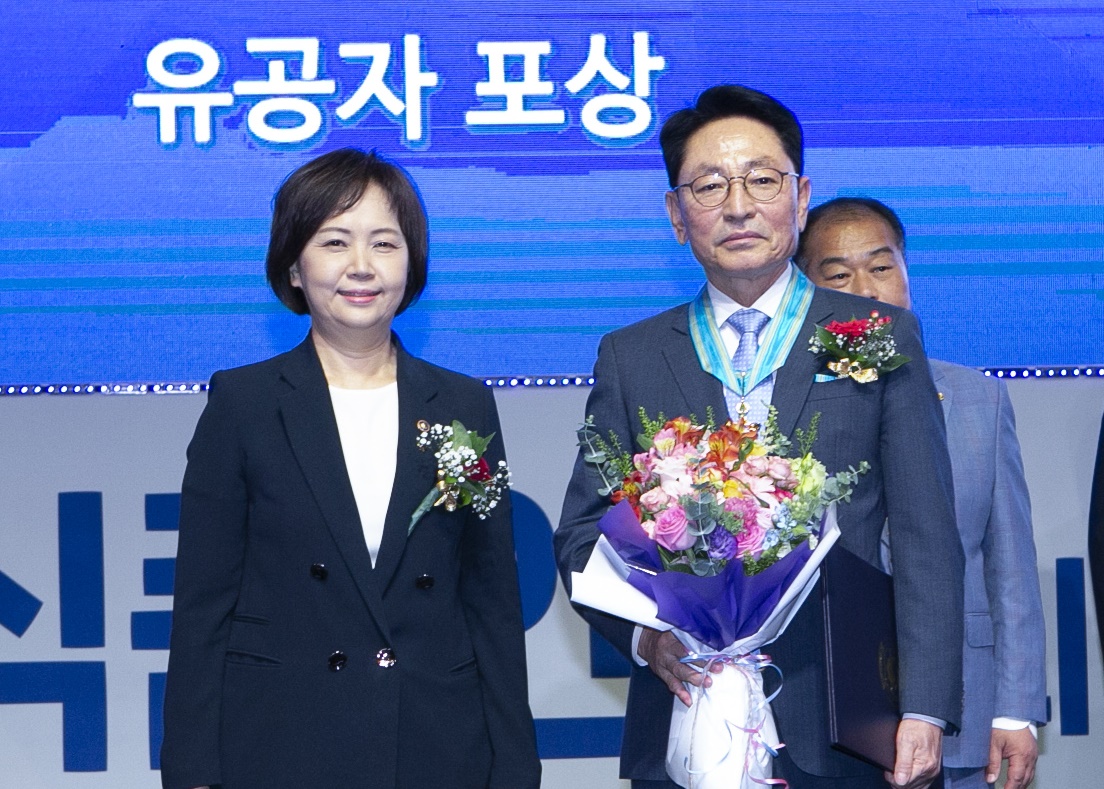 이창환 동서 회장, 식품안전의 날 동탑산업훈장 수상… 커피 대중화 이끌어