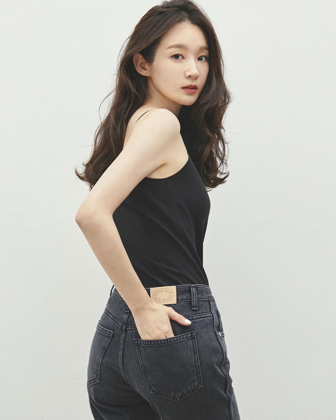 강민경이 직접 홍보 아비에무아 어떤 브랜드?… 민소매+블랙진 눈길