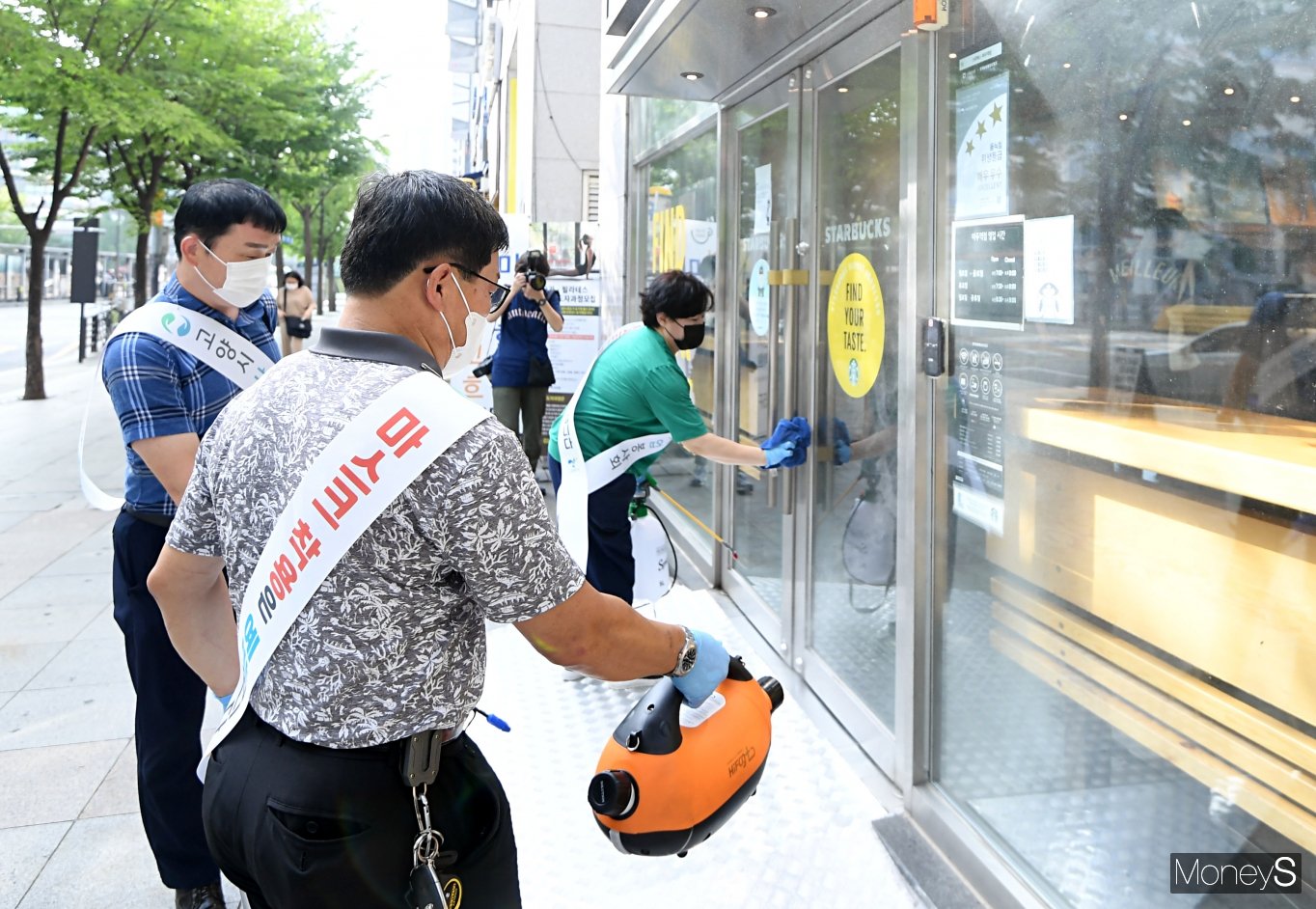 [머니S포토] 구석구석 소독중