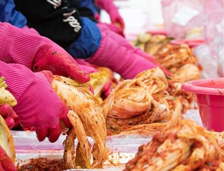 [사실은?] 코로나 확진자가 만든 치킨·김치, 먹으면 감염될까