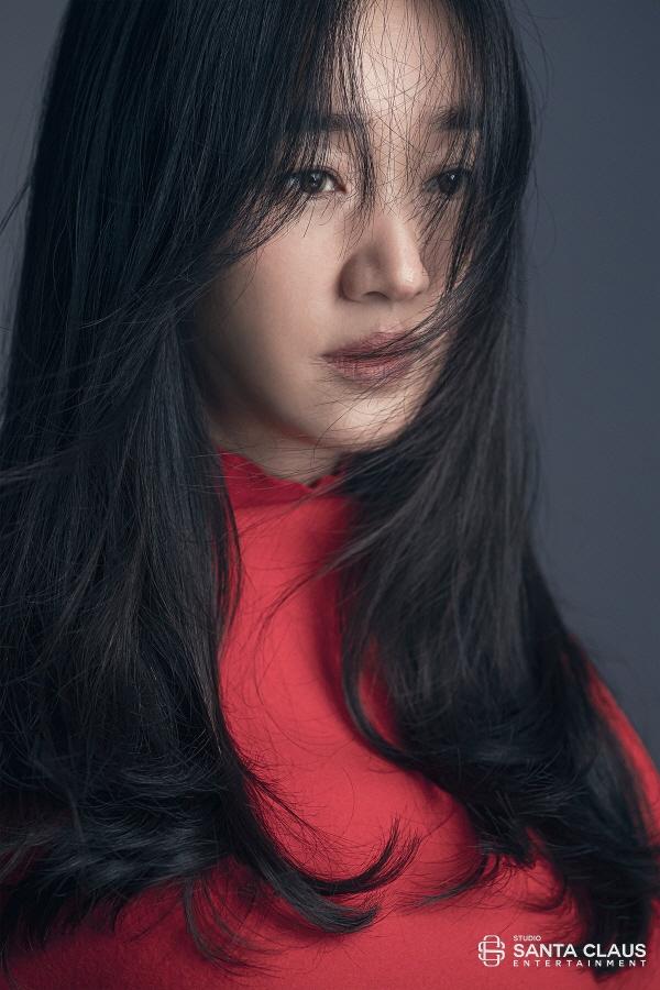 수애, 화보 비하인드컷 우아한 고혹美