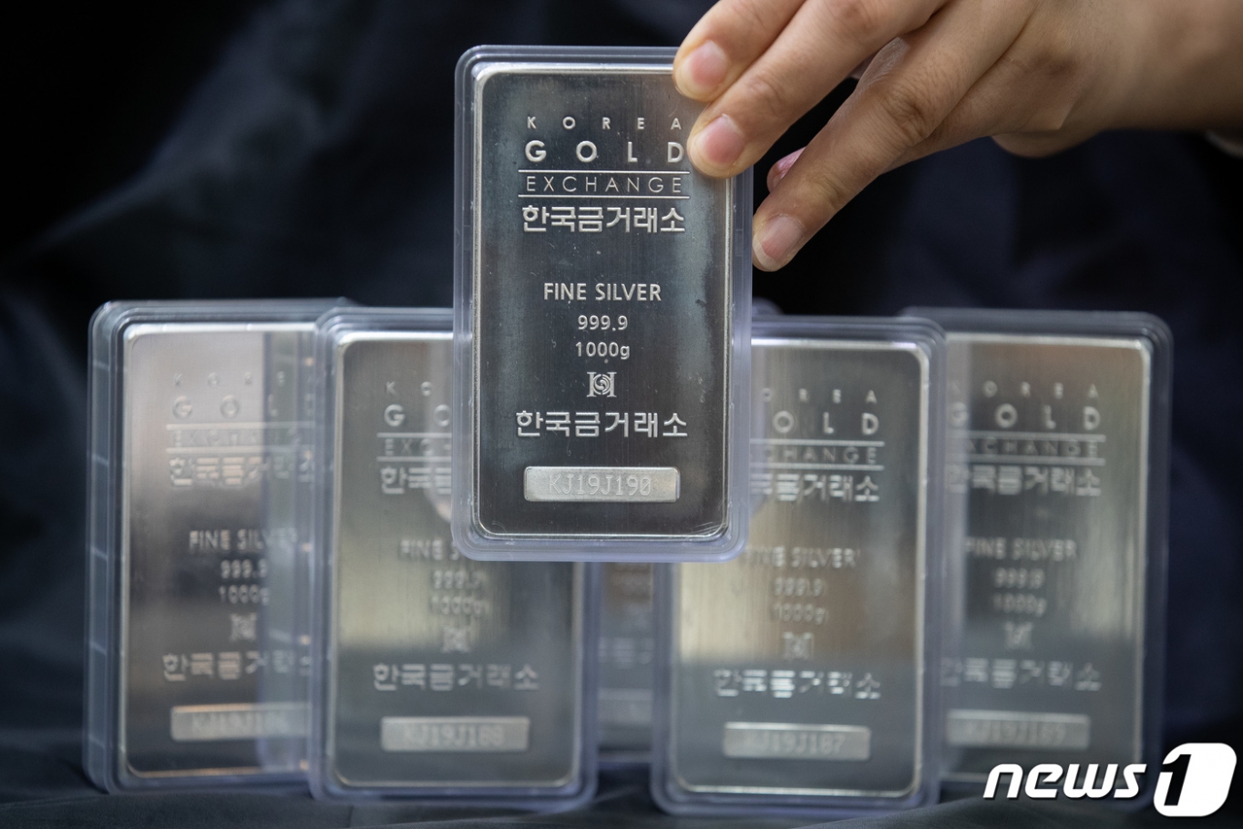 [특징주]은 시세↑… 관련주 고려아연·영풍·풍산 상승세