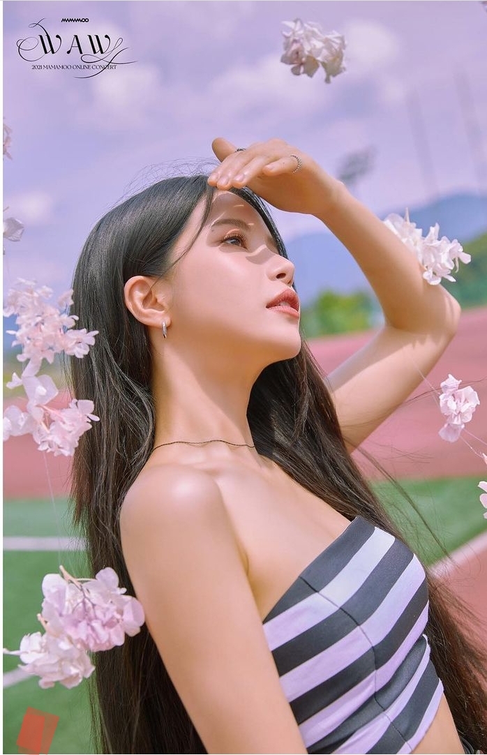 마마무 솔라, 튜브탑 입고 군살 제로 몸매 과시