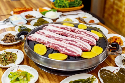 [맛집로드] 함양 ‘지리산 마천 흑돼지촌’에서 깊어가는 가을 정취 ‘맛’보다