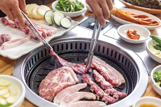 [맛집로드] 함양 ‘지리산 마천 흑돼지촌’에서 깊어가는 가을 정취 ‘맛’보다