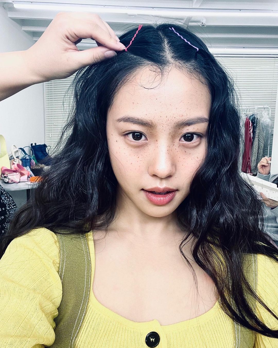 고민시, 주근깨 메이크업이 이렇게 예쁠 일?…키치한 매력 뿜뿜
