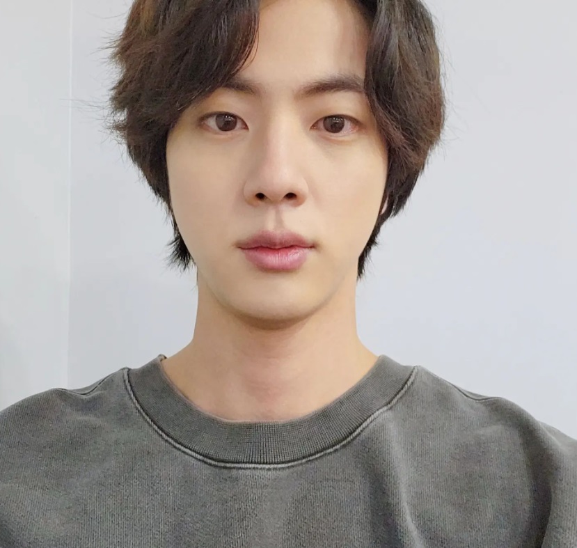 방탄소년단 진, 왼손 힘줄 손상돼 응급실행… 검지 폄근 봉합 수술